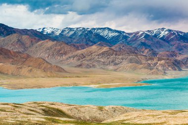 Tacikistan, Pamir 'deki Yashikul Gölü' nün güzel manzarası