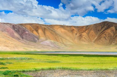 Tacikistan 'da Pamir' de Bulunkul Gölü 'nün güzel manzarası