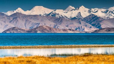 Tacikistan, Pamir 'deki Karakul gölünün güzel manzarası