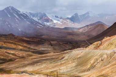 Tacikistan 'daki Ak-Baital Geçidi' ndeki Pamir dağlarının güzel manzarası.