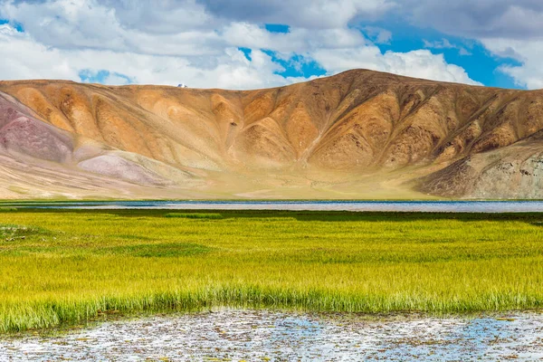 Tacikistan 'da Pamir' de Bulunkul Gölü 'nün güzel manzarası