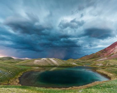 Kırgızistan 'da fırtınada Tulpar Kul Gölü' nün güzel manzarası