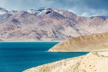 Tacikistan, Pamir 'deki Yashikul Gölü' nün güzel manzarası