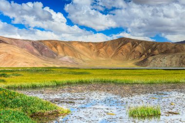 Tacikistan 'da Pamir' de Bulunkul Gölü 'nün güzel manzarası