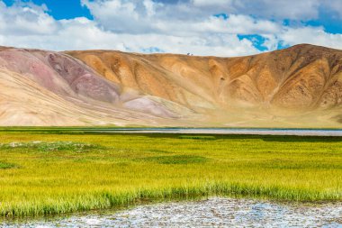 Tacikistan 'da Pamir' de Bulunkul Gölü 'nün güzel manzarası