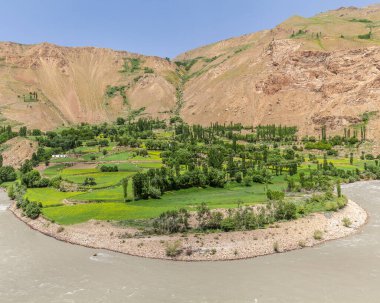 Wachan Koridoru boyunca Pamir, Afganistan ve Panj Nehri 'nin güzel manzarası