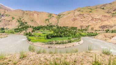 Wachan Koridoru boyunca Pamir, Afganistan ve Panj Nehri 'nin güzel manzarası