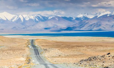 Tacikistan, Pamir 'deki Karakul gölünün güzel manzarası