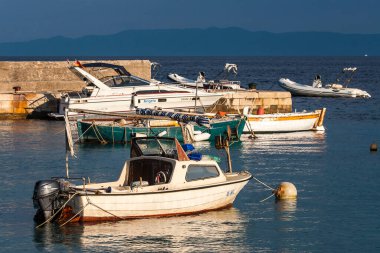 Hırvatistan 'ın Hvar adasındaki Zavala' dan güzel manzara Eylül 2016 'da Hvar' da.