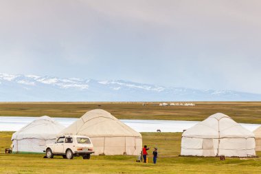 Song KUL, KYRGYZSTAN - CRCA Haziran 2017: Kırgızistan 'ın Tian Shan Dağları' ndaki Song Kul yüksek alp gölündeki kamplardan birinin görüntüsü Haziran 2017 'de Song Kul.