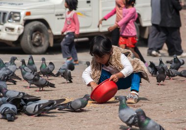 KATHMANDU, NEPAL - CIRCA ECTOBER 2013: Katmandu 'nun Durbar Meydanı' nda oynayan çocuklar.