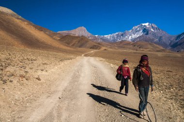 Sokak ticareti, Kasım 2013 'te Katmandu' da Nepal 'de satışın temel biçimidir..