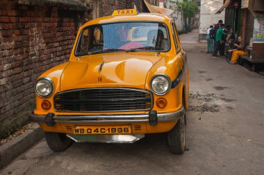 CALCUTTA, INDIA - CIRCA NOVEMBER 2013: Kalküta karakteristik sarı taksiler Kasım 2013 'te Kalküta' da.