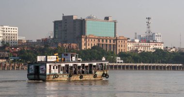 CALCUTTA, INDIA - CIRCA NOVEMBER 2013: Kasım 2013 'te Kalküta' da Kolkata nehrinde feribot.