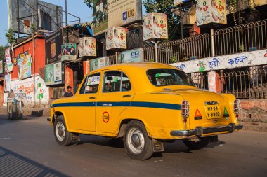 CALCUTTA, INDIA - CIRCA NOVEMBER 2013: Kalküta karakteristik sarı taksiler Kasım 2013 'te Kalküta' da.