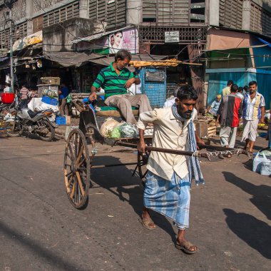 CALCUTTA, INDIA - CIRCA NOVEMBER 2013: Kalküta caddesinde rickshaw Kasım 2013.
