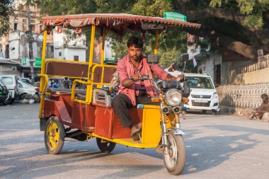 DELHI, INDIA - CIRCA NOVEMBER 2013: Delhi sokaklarında yaşam Kasım 2013 dolaylarında.