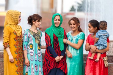 DUSHANBE, TAJIKISTAN - CIRCA HAZİRAN 2017: Dushanbe sakinleri Haziran 2017 civarında Dushanbe 'de şehrin sokaklarında.