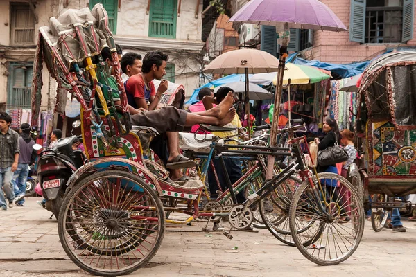 Riksza Jest Bardzo Popularnym Środkiem Transportu Publicznego Miastach Nepalu Około — Zdjęcie stockowe