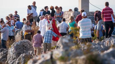 Sveti Nikola 'nın tepesindeki Kutsal Ayin Eylül 2016' da Hvar adasının en tepesinde gerçekleşti..