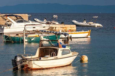Hırvatistan 'ın Hvar adasındaki Hvar kasabasının güzel manzarası Eylül 2016' da Hvar 'da.