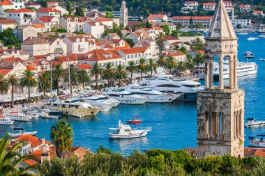 Hırvatistan 'ın Hvar adasındaki Hvar kasabasının güzel manzarası Eylül 2016' da Hvar 'da.