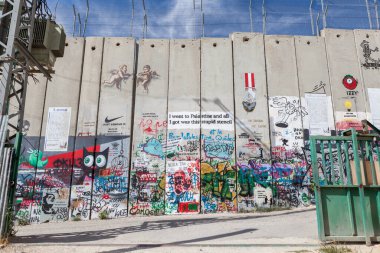 BETHLEHEM, ISRAEL - CIRCA MAYIS 2018: İsrail Batı Şeria bariyeri veya duvarı Mayıs 2018 'de Beytüllahim' de.