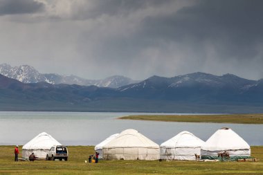 Song KUL, KYRGYZSTAN - CRCA Haziran 2017: Kırgızistan 'ın Tian Shan Dağları' ndaki Song Kul yüksek alp gölündeki kamplardan birinin görüntüsü Haziran 2017 'de Song Kul.