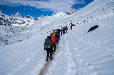 DINGBOCHE, NEPAL - CIRCA ECTOBER 2013: Dingboche ve Dughla arasında Himalayalarda yürüyüş Ekim 2013 'te Dingboche.