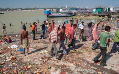 CALCUTTA, INDIA - CIRCA NOVEMBER 2013: Kalküta ghatları Kasım 2013 dolaylarında Kalküta 'da.