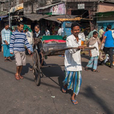 CALCUTTA, INDIA - CIRCA NOVEMBER 2013: Kalküta caddesinde rickshaw Kasım 2013.