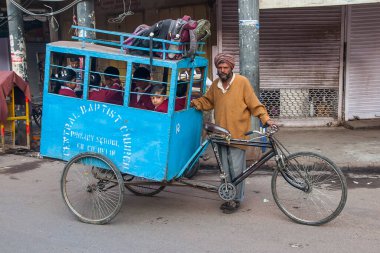 DELHI, INDIA - CIRCA NOVEMBER 2013: Delhi sokaklarında yaşam Kasım 2013 dolaylarında.