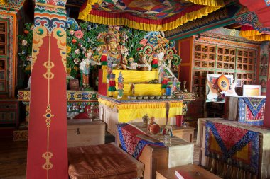 KHARIKHOLA, NEPAL - CIRCA ECTOBER 2013: Ekim 2013 'te Kharikhola' da Budist gompa 'nın iç kesimi.