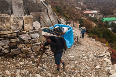 PANGBOCHE, NEPAL - CIRCA ECTOBER 2013: Pangboche köyündeki hamallar Ekim 2013 'te Pangboche' da.