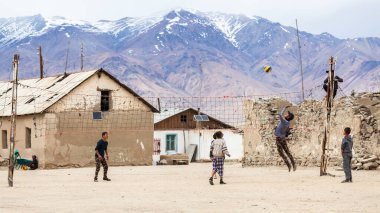 BULUNKUL, TAJIKISTAN - CIRCA HAZİRAN 2017: Tacikistan 'ın Bulunkul köyünün güzel manzarası, 2017 Haziran ayı civarında Bulunkul' da.