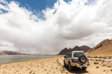 RANGKUL, TAJIKISTAN - CIRCA HAZİRAN 2017: Tacikistan 'daki Rangkul Gölü' ndeki off-road aracı.