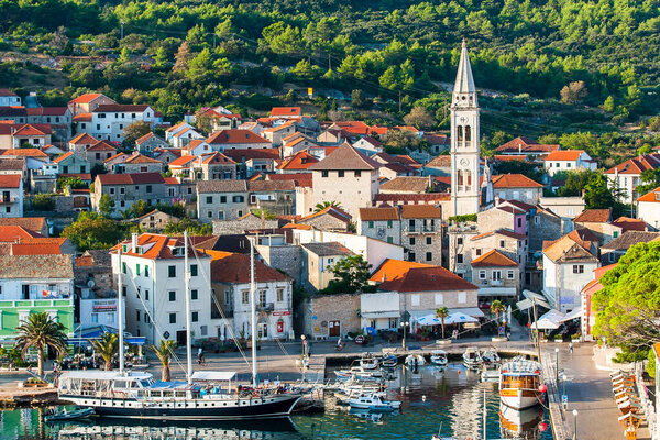 Красивый вид на город Хвар на острове Хвар в Хорватии около сентября 2016 года в Хваре.