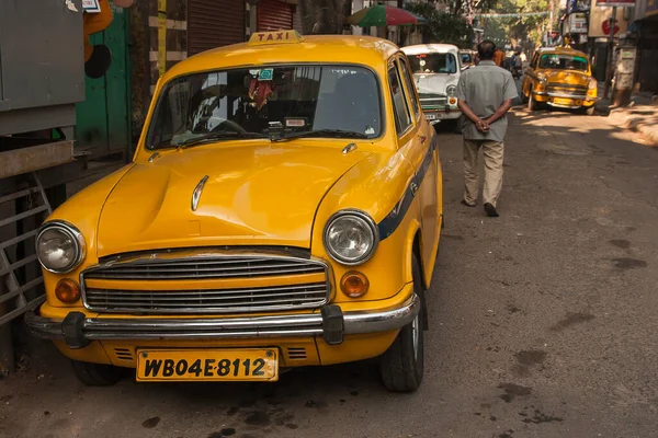 Calcutta India Circa Noviembre 2013 Calcuta Característicos Taxis Amarillos Alrededor — Foto de Stock