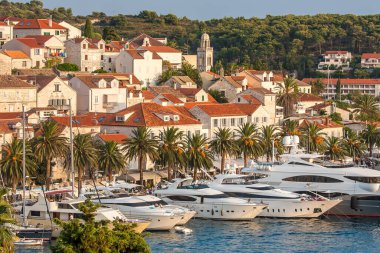 Hırvatistan 'ın Hvar adasındaki Hvar kasabasının güzel manzarası Eylül 2016' da Hvar 'da.