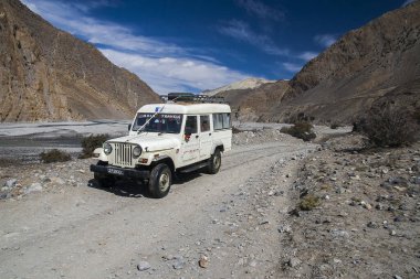 JOMSOM, NEPAL - CIRCA NOVEMBER 2013: Jeep Jomsom köyünde Kasım 2013 dolaylarında birincil ulaşım aracıdır.