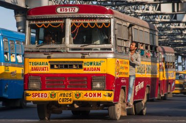 CALCUTTA, INDIA - CIRCA NOVEMBER 2013: Kasım 2013 sıralarında Kalküta 'da Hint otobüsü.