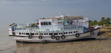 DIAMOND HARBour, INDIA - CIRCA NOVEMBER 2013: Diamond Harbour Limanı Kasım 2013.