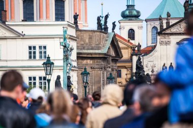 PRAG, CZECH Cumhuriyet - CRCA Nisan 2017: Prag 'da Nisan 2017 sıralarında Charles Köprüsü üzerindeki haçın görüntüsü.