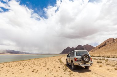 RANGKUL, TAJIKISTAN - CIRCA HAZİRAN 2017: Tacikistan 'daki Rangkul Gölü' ndeki off-road aracı.