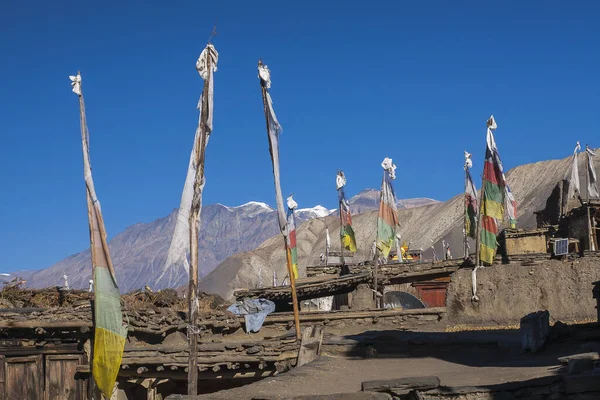 Jharkot Nepal Circa November 2013 Jharkot Köyündeki Evlerin Üzerinde Bayraklar — Stok fotoğraf