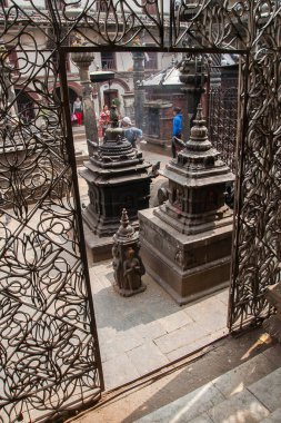 KATHMANDU, NEPAL - CIRCA NOVEMBER 2013: Katmandu Kasım 2013 dolaylarında Hindu tapınaklarından biri.