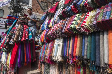 Sokak ticareti, Nepal 'de Ekim 2013' te Katmandu 'da satışın temel biçimidir..