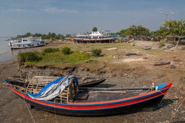 DIAMOND HARBour, INDIA - CIRCA NOVEMBER 2013: Diamond Harbour Limanı Kasım 2013.