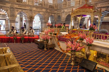 DELHI, INDIA - CIRCA NOVEMBER 2013: Gurudwara Bangla Sahib w Delhi dolaylarında Kasım 2013.