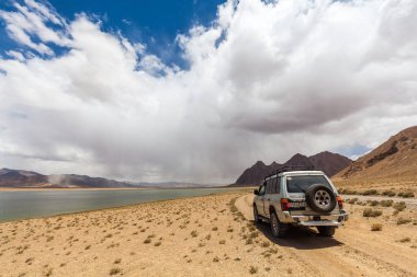 RANGKUL, TAJIKISTAN - CIRCA HAZİRAN 2017: Tacikistan 'daki Rangkul Gölü' ndeki off-road aracı.